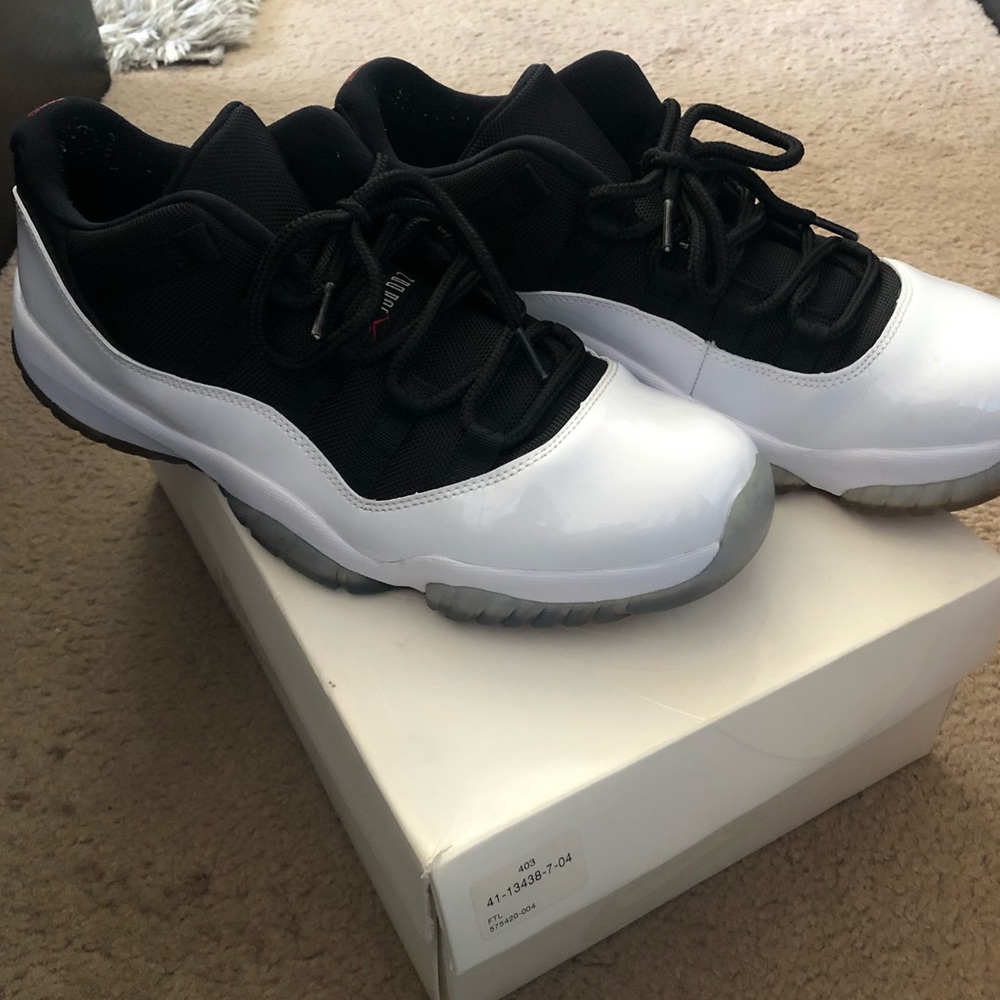 Air Jordan 11 Retro Tuxedo